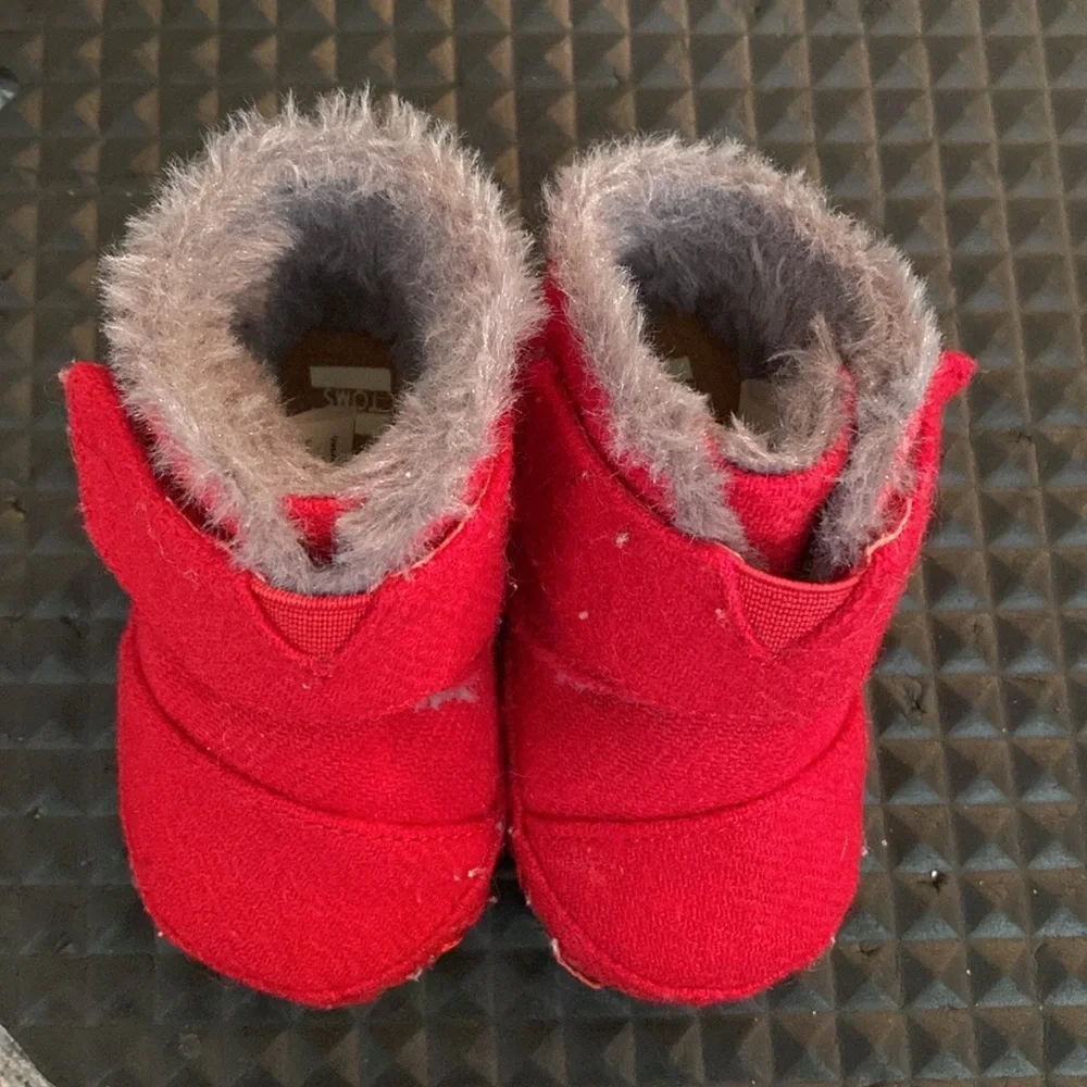 TOMS Tiny Cuna Red Booties